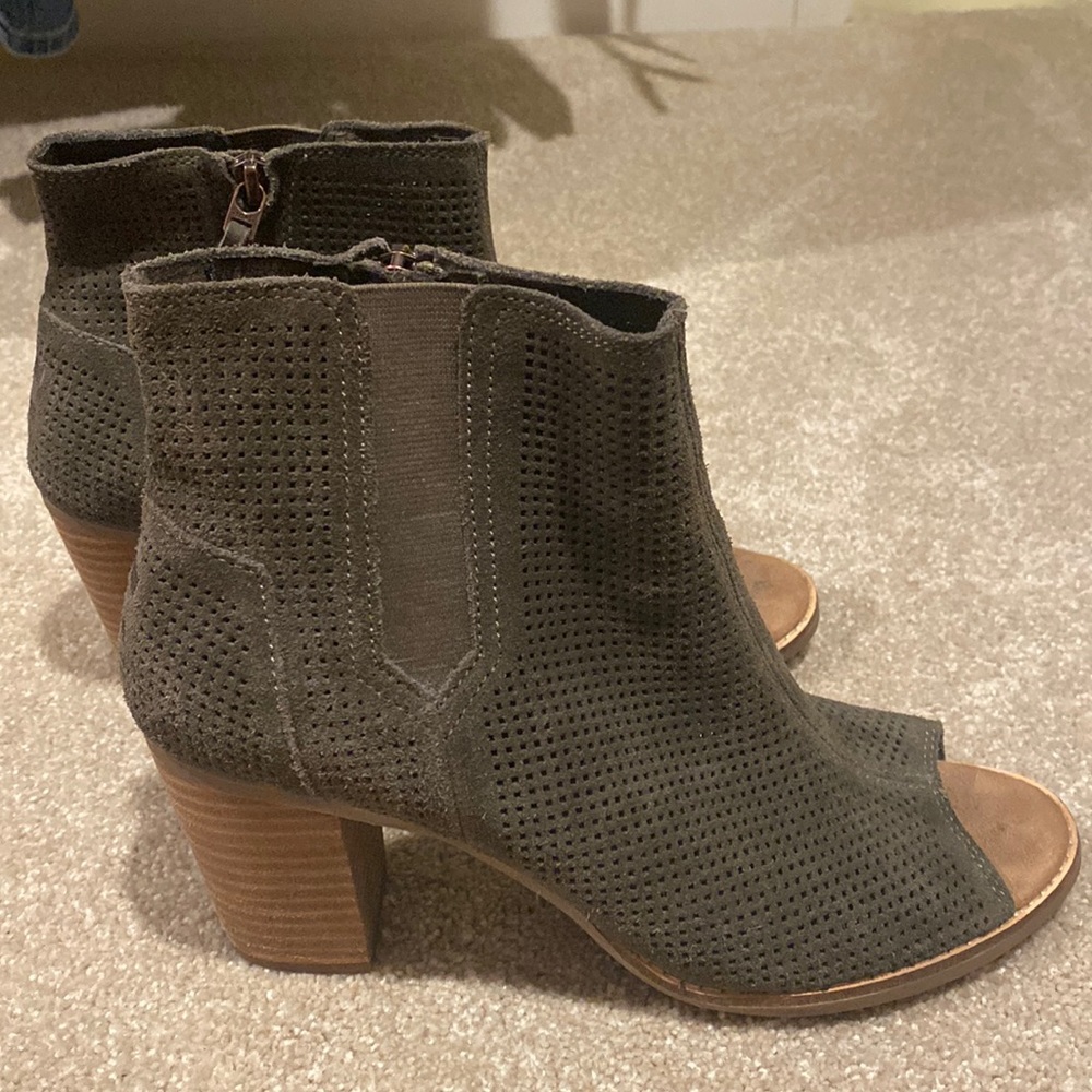 Toms olive green open toed booties size 10